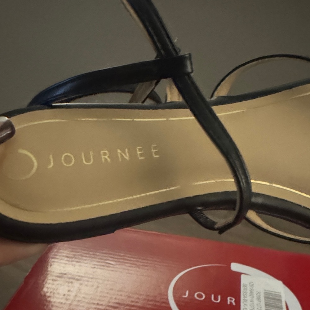 Journee Collection🔥Black 
Women's Serissa Strappy Flat Sandals BRAND NEW SIZE 12 - Picture 10 of 16
